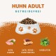 Hundefutter in einer Schüssel mit der Aufschrift "Huhn Adult Getreidefrei", mit 55 % Huhn, 26 % Süßkartoffel und Kräutern.