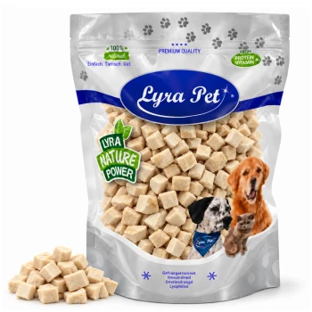 Tüte mit Lyra Pet Würfelleckerlis, beschriftet mit 'Lyra Pet' und 'Lyra Nature Power', Haufen Leckerlis und Hundeabbildungen