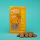 Boîte de biscuits Edgard Cooper Bravo avec deux chiens de dessin animé, "Crunch Crunch," "130 Biscuits," sur un fond orange, avec des biscuits éparpillés.