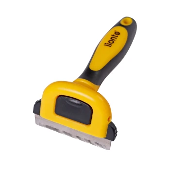 Ein gelbes und schwarzes Haustierpflegewerkzeug mit einem gebogenen Griff und einer Klinge aus rostfreiem Stahl zum Entfernen von losem Fell.