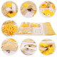 Beige-gelb-weiße Fleece-Schnüffel-Puzzlematte für Haustiere mit mehreren Versteckklappen, Rollen, Taschen und verstreutem Trockenfutter.