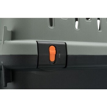 Nahaufnahme eines Haustierträger-Verschlusses, mit einem grauen und schwarzen Design und einem orangefarbenen Knopf für einfaches Öffnen und Schließen.