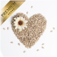Eine Herzform aus Sonnenblumenkernen mit einer weißen Blume in der Mitte, begleitet von einem goldenen "PREMIUM" Banner.