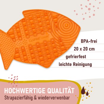 Eine Person gießt einen cremigen Katzensnack aus einer Flasche mit dem Etikett "ENTEN" auf eine blaue Silikonfütterungsmatte, während eine dreifarbige Katze daran schnüffelt.