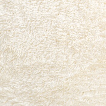 Nahaufnahme einer weichen, flauschigen, weißen Haustierdecke mit einer strukturierten Oberfläche, ideal für den Komfort von Haustieren.