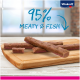 Vitakraft Haustierleckereien auf einem Holzschneidebrett präsentiert, mit dem Text "95% MEATY & FISH" in Blau über den Leckereien.