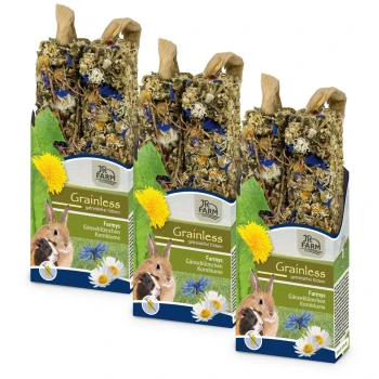 Drei Pakete JR FARM Grainless Haustierfutter für Kleintiere, mit getrockneten Blumen und Kräutern, mit Bildern eines Kaninchens und eines Meerschweinchens.