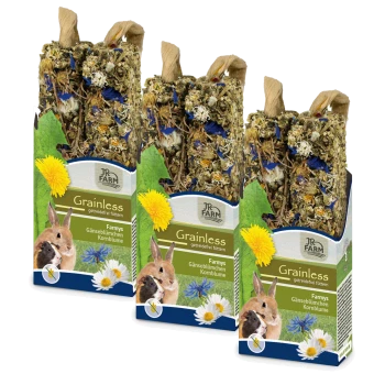 Drei Pakete JR FARM Grainless Haustierfutter für Kleintiere, mit getrockneten Blumen und Kräutern, mit Bildern eines Kaninchens und eines Meerschweinchens.