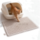 Rotgetigertes Kätzchen steigt aus einer abgedeckten beigen Katzentoilette auf eine strukturierte beige Streufangmatte.