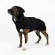 Schwarzer Hundemantel mit der Aufschrift "EASTON" mit einem Reißverschluss für das Geschirr, elastischem Hals/Rücken und wasserdichtem Thermofleece zum Schutz.
