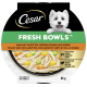 Cesar Fresh Bowls Hundefutter mit Huhn, Karotten, grünen Bohnen und Kürbis, 85g, mit einem glücklichen weißen Hund.