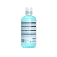 Flasche mit blauer Shampoo für kurzhaarige Hunde, mit Etiketten in mehreren Sprachen mit Anwendungshinweisen und Inhaltsstoffen.