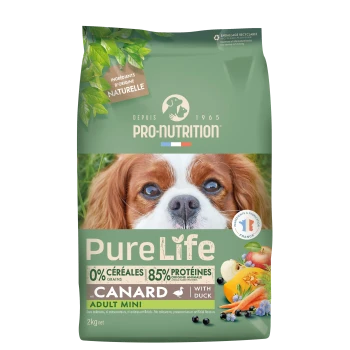 Pro-Nutrition Pure Life grüne Hundefutter-Tüte mit Nahaufnahme eines Hundegesichts; Beschriftung '0% CÉRÉALES, 85% PROTÉINES, CANARD / With Duck, Adult Mini'.