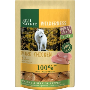 Emballage pour en-cas de viande Real Nature Wilderness mettant en vedette un loup blanc, avec le texte "Poulet Pur" et "100% Huhn, Poulet, Chicken."