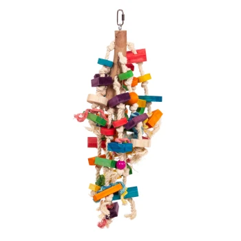 Buntes Vogelspielzeug aus Holz und Seil, mit verschiedenen Formen und lebhaften Farben, entworfen für die Unterhaltung von Haustieren.