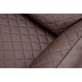 Nahaufnahme eines braunen, gesteppten Haustierbettes, mit einer strukturierten Lederoberfläche mit Rautenmuster und kontrastierenden Nähten.