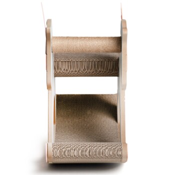 Ein Katzenkratzbaum mit drei strukturierten Ebenen, entworfen zum Klettern und Kratzen, mit einem hellen Holzrahmen.