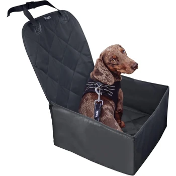 Ein braun gefleckter Hund sitzt in einem schwarzen Haustierautositz mit einem Geschirr, das ein gestepptes Design und verstellbare Riemen aufweist.