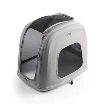 Hellgrauer Haustierträger mit Netzpaneelen zur Belüftung, mit einem Reißverschluss oben und einem weichen Innenraum.