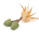 Grünes Katzenspielzeug mit zwei strukturierten, eichelförmigen Enden und einem Feder-Schwanz, entworfen für interaktives Spielen.