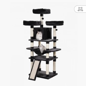 Ein hoher schwarzer Katzenbaum mit zwei flauschigen weißen Katzen, von denen eine aus einem würfelförmigen Versteck schaut und die andere auf einer Hängematte liegt.