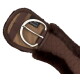 Braune Sattelgurt mit einem gesteppten Design und weichem Fellfutter, mit einer silbernen Metallschnalle und einem Etikett mit der Aufschrift "EQUINATE."