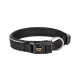 Schwarzes Haustierhalsband mit einer stabilen Schnalle und einem metallischen D-Ring, mit einem kleinen gelben Kronenlogo auf der Schnalle.