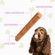 Ein verspielter brauner Hund leckt sich die Lippen neben einem Leckerli, mit dem Text: "100% natürlich," "glutenfrei," "getreidefrei," "GVO-frei."