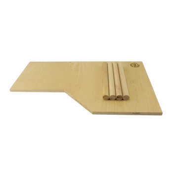 Holzspielzeugplattform für Haustiere mit vier zylindrischen Holzstäben, die ordentlich an der Seite angeordnet sind, mit einem Logo in der Ecke.