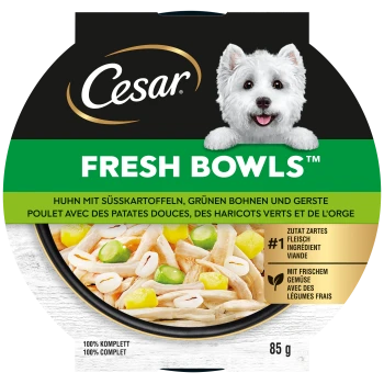 Etikett von Cesar Fresh Bowls: weißer Westie, Schriftzug 'FRESH BOWLS™', zerkleinertes Hähnchen mit Erbsen und Süßkartoffel, 85 g.