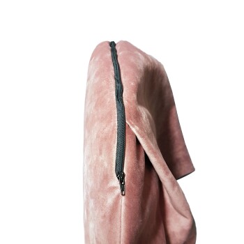 Rosa Haustierbett mit einem Reißverschluss an der Seite, das eine weiche, plüschige Textur zeigt.