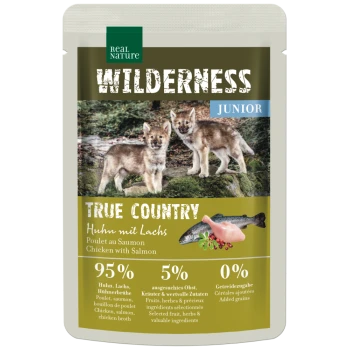 Beutel mit "Wilderness Junior True Country" Haustierfutter mit zwei Wolfwelpen, enthält 95% Huhn und Lachs, 5% Früchte und Kräuter.