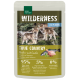 Beutel mit "Wilderness Junior True Country" Haustierfutter mit zwei Wolfwelpen, enthält 95% Huhn und Lachs, 5% Früchte und Kräuter.