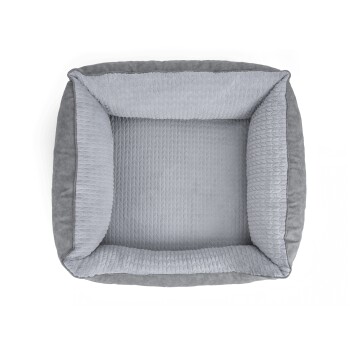 Graues Haustierbett mit einem weichen, gesteppten Innenraum und erhöhten Rändern, von oben auf einem schwarzen Hintergrund betrachtet.