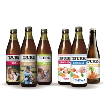 Sechs Flaschen TJURE Tierfutterbrühe mit Geschmacksrichtungen wie Rind, Geflügel, Lamm, Kraftbrühe und Consommé, mit bunten Etiketten.