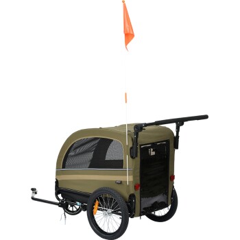 Ein grüner Haustieranhänger mit Netzfenstern, zwei Rädern und einer orangefarbenen Sicherheitsflagge, entworfen für den Transport von Haustieren.