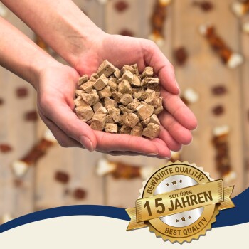 Hände halten braune Futterwürfel; goldenes Siegel mit den Worten 'Bewährte Qualität', 'Seit über 15 Jahren', 'Best Quality'.