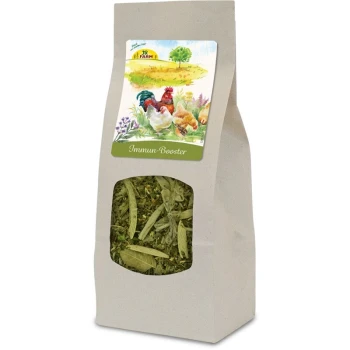 Eine Papiertüte mit der Aufschrift "Immun-Booster", die getrocknete Kräuter enthält, mit einer bunten Illustration eines Huhns und Hühnern auf der Vorderseite.