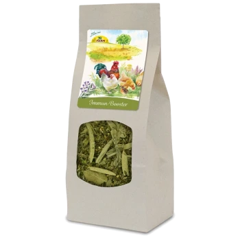Eine Papiertüte mit der Aufschrift "Immun-Booster", die getrocknete Kräuter enthält, mit einer bunten Illustration eines Huhns und Hühnern auf der Vorderseite.