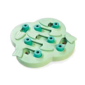 Grünes interaktives Hundepuzzle-Spielzeug in Form eines Frosches, mit gleitenden Fächern und blauen Stiften zum Verstecken von Leckereien.