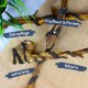 Kauende Hundeleckerlis auf Jute, beschriftet: "Zahnpflege," "Kopfhaut & Pansen," "extra lang," "fettarm."
