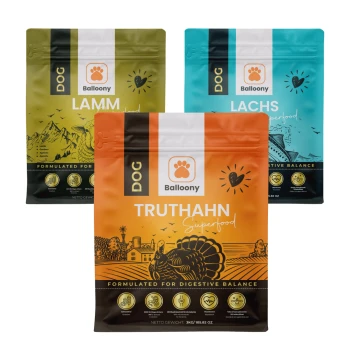 Drei farbenfrohe Hundefutterbeutel von Balloony: "Lamm", "Truthahn" und "Lachs", alle als Superfoods gekennzeichnet.