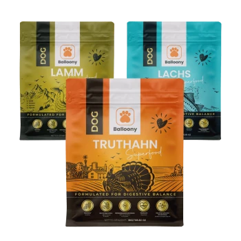 Drei farbenfrohe Hundefutterbeutel von Balloony: "Lamm", "Truthahn" und "Lachs", alle als Superfoods gekennzeichnet.