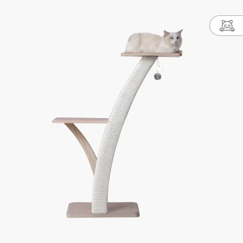 Ein stilvoller Katzenbaum mit einem geschwungenen Design, der eine plüschige obere Liegefläche und einen Kratzbaum hat, mit einer Katze, die oben entspannt.