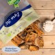Tüte mit getrockneten Rinderdörrfleisch-Chips auf einem Holzbrett neben einem Seilspielzeug; Etikett: 'Rinderdörrfleisch Chips, 100% natürlich'.