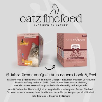 Zwei Multipack-Katzenfutterboxen von catz finefood mit Katzenbild und Text „Inspired by Nature“ und „Finest Selection“, betont Premiumqualität.
