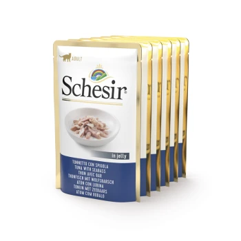 Schesir Erwachsenen-Katzenfutterbeutel mit Thunfisch und Seebarsch in Gelee, mit mehreren gestapelten Beuteln, die verschiedene Sprachen auf dem Etikett anzeigen.