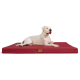 Ein großer weißer Hund, der auf einem roten Haustierbett mit einem Holzschild entspannt, zeigt Komfort und Stil.