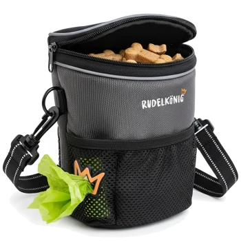 Ein stilvoller Halter für Hundekotbeutel in Grau mit einem schwarzen Riemen, der eine Netztasche für Beutel und den Text "RUDELKÖNIG" zeigt.