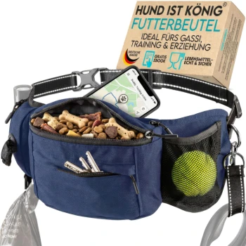 Eine blaue Bauchtasche für Hundebesitzer, mit Fächern für Hundeleckerlis, Schlüssel und einen Tennisball, mit dem sichtbaren Text 'HUND IST KÖNIG'.